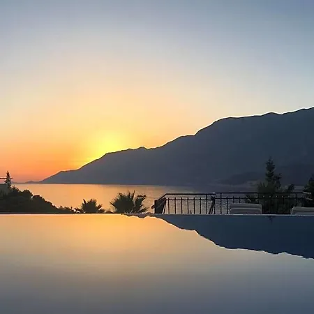 Yenikoy Sleeps 8 Pool Air Con Wifi *